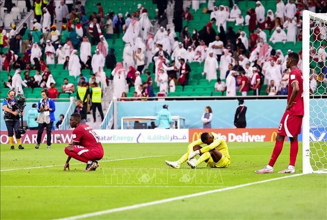 Nỗi buồn của các cầu thủ Qatar sau khi để thua 1-3 trước Senegal, ngày 25/11/2022. Ảnh: THX/TTXVN