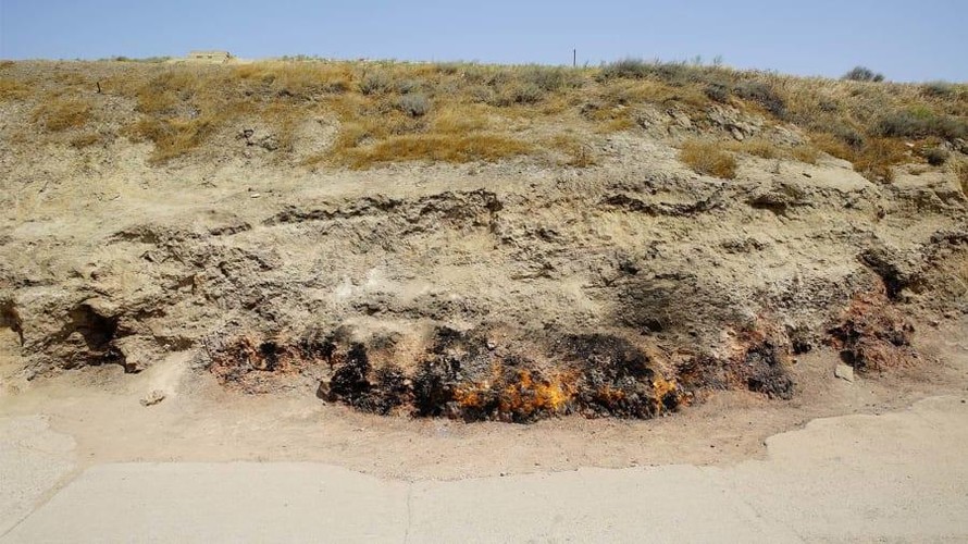 Ngọn lửa tại Yanar Dag đã cháy suốt 4.000 năm. Ảnh: CNN