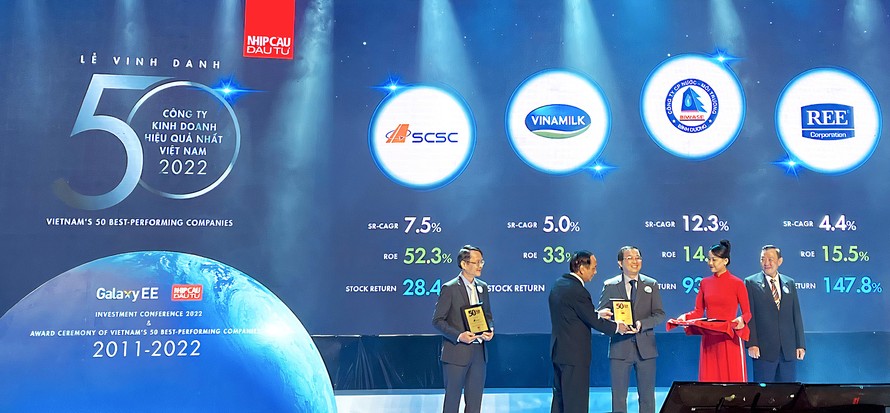 Ông Lê Thành Liêm – Giám đốc điều hành Tài chính của Vinamilk đại diện nhận giải thưởng “50 Công ty kinh doanh hiệu quả nhất Việt Nam” 2022