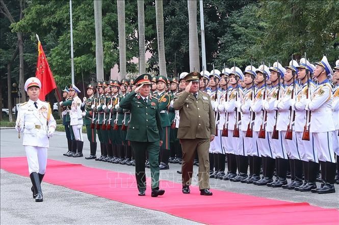Đại tướng Lương Cường và Trung tướng Vicstor Rojo Ramos duyệt Đội Danh dự QĐND Việt Nam. Ảnh: Trọng Đức/TTXVN