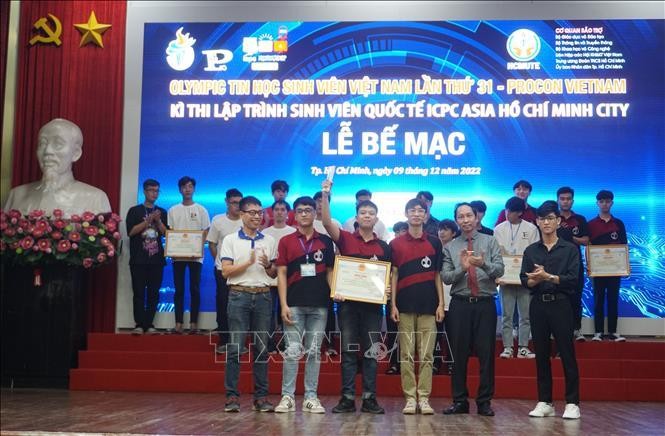 Ban Tổ chức trao giải vô địch Procon Việt Nam.