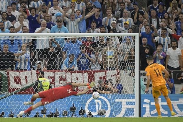 Steven Berghuis (số 11) của Hà Lan đá về bên phải, thủ thành Argentina Martinez lại đoán đúng hướng bóng và cản phá thành công quả sút penalty thứ hai. (Ảnh: AFP/TTXVN)