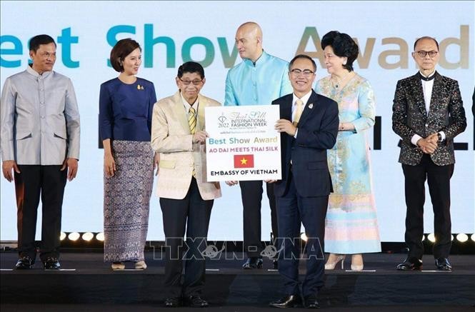 Đại sứ Phan Chí Thành đại diện đoàn Việt Nam nhận giải "Chương trình trình diễn thời trang xuất sắc nhất" từ Phó Thủ tướng Thái Lan Wissanu Kre-ngam. Ảnh: TTXVN phát