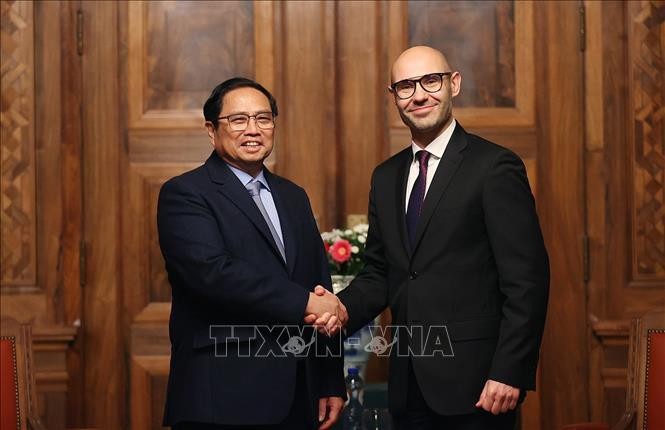 Thủ tướng Phạm Minh Chính và Tổng Thư ký Toà trọng tài thường trực Marcin Czepelak. Ảnh: Dương Giang/TTXVN