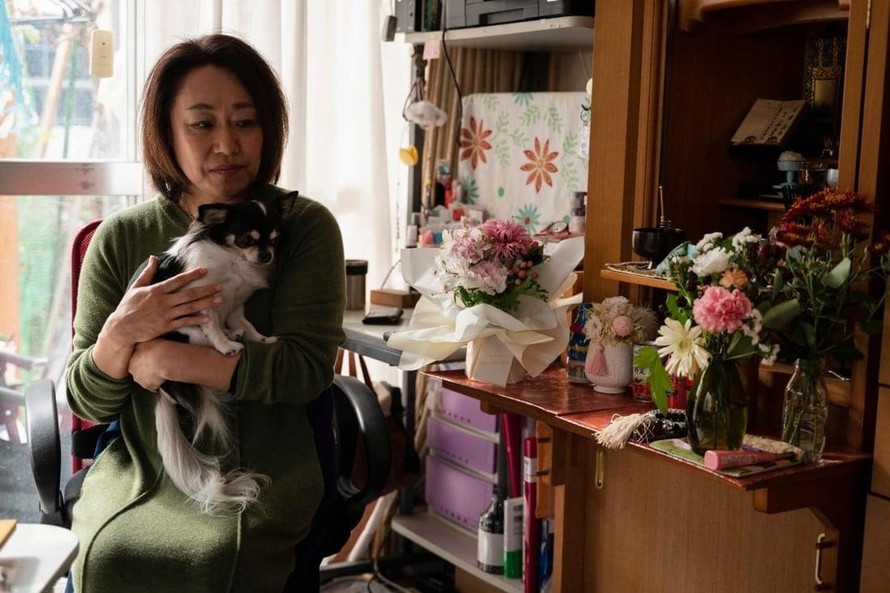 Bà Sachiko Kudo, vợ của cựu giáo viên tiếng Nhật Yoshio Kudo, người đã chết vì làm việc quá sức, tại nhà riêng ở Machida. Ảnh: AFP