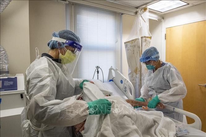Nhân viên y tế điều trị cho bệnh nhân mắc COVID-19 tại bệnh viện ở bang Massachusetts, Mỹ ngày 11/1/2022. Ảnh: AFP/TTXVN