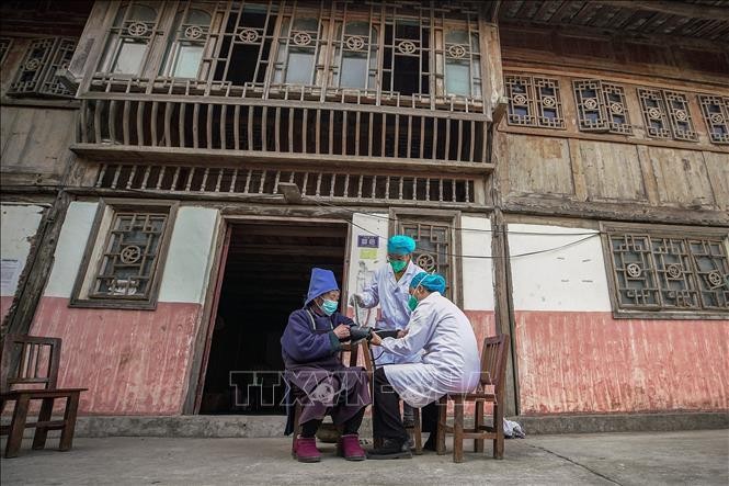Nhân viên y tế tiêm vaccine COVID-19 cho người dân tại tỉnh Quý Châu, Trung Quốc, ngày 12/12/2022. Ảnh: AFP/TTXVN