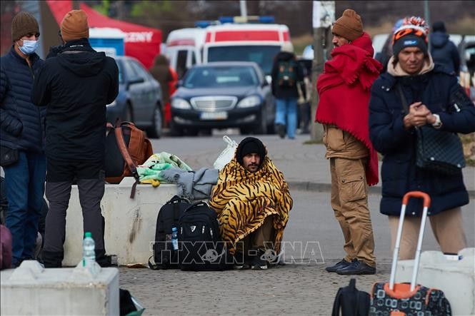 Người tị nạn từ Ukraine tại khu vực biên giới Medyka, Ba Lan ngày 28/2/2022. Ảnh: THX/TTXVN