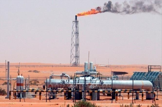 Một nhà máy lọc dầu ở UAE. Ảnh: EPA/TTXVN