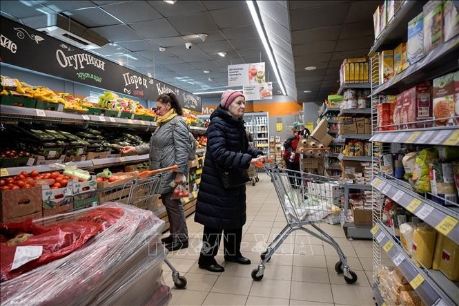 Người dân mua hàng tại siêu thị ở Moskva, Nga. Ảnh tư liệu: AFP/TTXVN