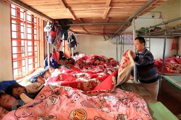 Phòng ở bán trú tại Trường Tiểu học và Trung học cơ sở Tà Xùa, tỉnh Sơn La được bổ sung thêm chăn ấm vào mùa Đông. (Ảnh: Hữu Quyết/TTXVN)