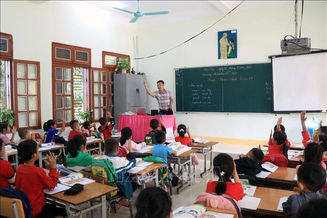 Giờ học môn tiếng Anh của học sinh lớp 3 tại Trường Tiểu học và Trung học cơ sở Mường Tè, huyện Vân Hồ. Ảnh minh họa: Hữu Quyết/TTXVN