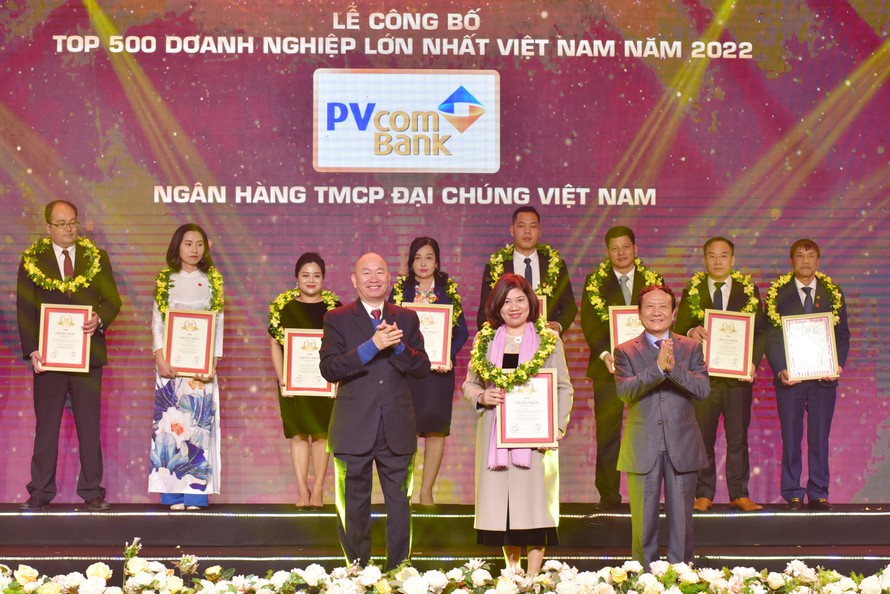 Bà Nguyễn Thị Nga, Giám đốc Ngân hàng số PVcomBank nhận chứng nhận Top 500 Doanh nghiệp lớn nhất Việt Nam năm 2022