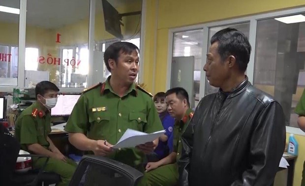 Công an thi hành lệnh bắt giữ Giám đốc Trung tâm Đăng kiểm 50-17D Hồ Hữu Tài. (Nguồn: Báo Thanh niên)
