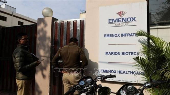 Cảnh sát điều tra văn phòng của công ty công nghệ sinh học Marion Biotech ở ngoại ô New Delhi, Ấn Độ. Ảnh: Reuters/TTXVN