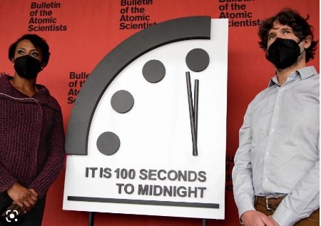 Đồng hồ Ngày tận thế hiện dừng cách mốc nửa đêm 100 giây. Ảnh: AFP