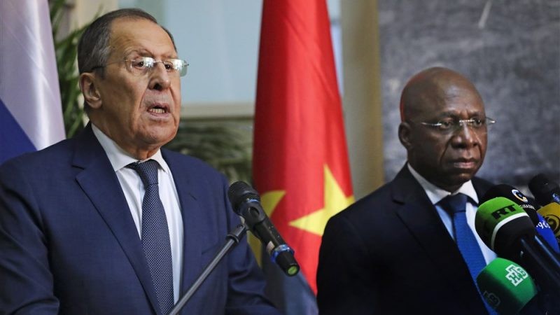 Ngoại trưởng Nga Lavrov (trái) có chuyến thăm bất ngờ tới châu Phi. Ảnh: EPA