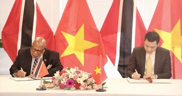 Đại sứ Đặng Hoàng Giang và Đại sứ Dennis Francis ký 'Thông cáo chung thiết lập quan hệ ngoại giao giữa Việt Nam và Cộng hòa Trinidad & Tobago.' (Ảnh: Quang Huy/TTXVN)