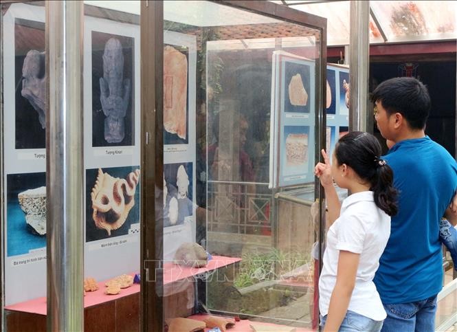 Du khách tham quan những di sản cổ vật thời Lý - Trần tại chùa chùa Đọi Sơn. Ảnh tư liệu: Đại Nghĩa/TTXVN