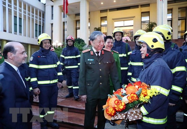 Đại tướng Tô Lâm, Bộ trưởng Bộ Công an thăm hỏi và động viên cán bộ, chiến sỹ Đoàn công tác Bộ Công an đi cứu nạn, cứu hộ tại Thổ Nhĩ Kỳ. (Ảnh: Phạm Kiên/TTXVN)