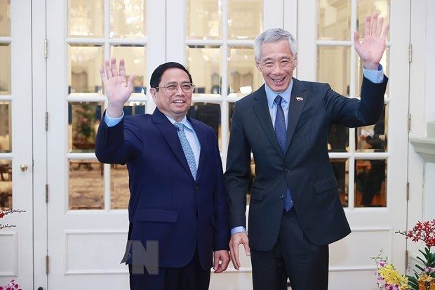 Thủ tướng Phạm Minh Chính và Thủ tướng Singapore Lý Hiển Long chụp ảnh chung. (Ảnh: Dương Giang/TTXVN)