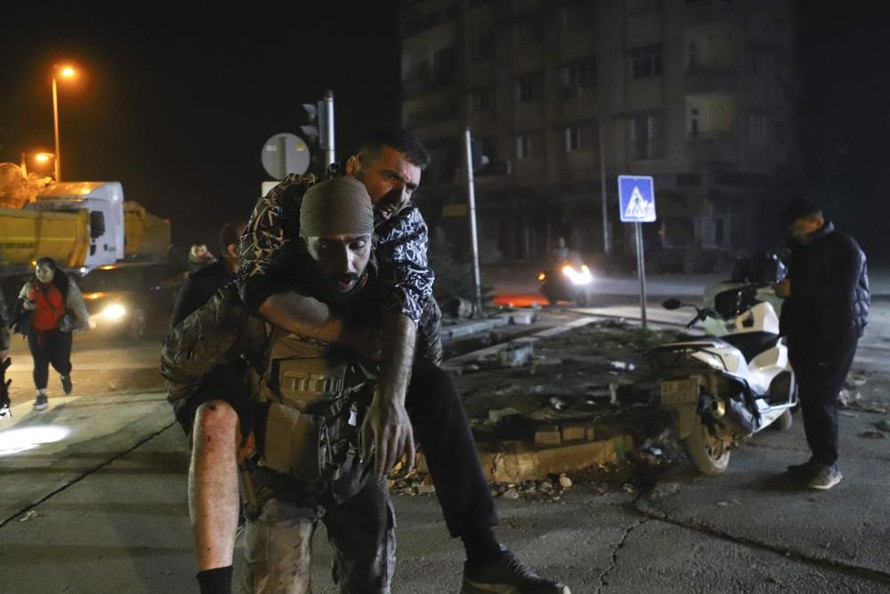 Một người lính cõng nạn nhân động đất ngày 20/2 ở tỉnh Hatay của Thổ Nhĩ Kỳ. Ảnh: AP