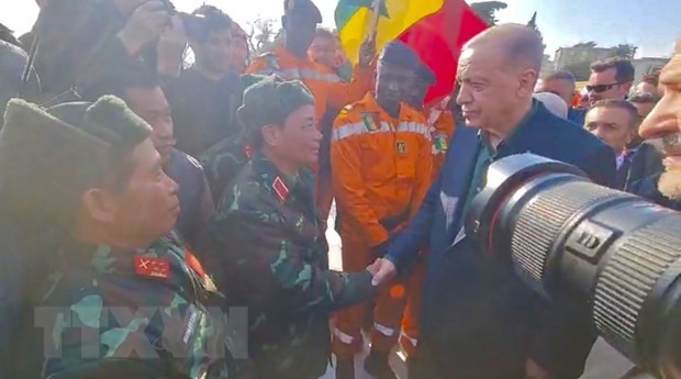 Tổng thống Thổ Nhĩ Kỳ Tayyip Erdogan tới Antakya, thủ phủ tỉnh Hatay gặp các lực lượng, các đoàn quốc tế hỗ trợ cứu nạn quốc tế. (Ảnh: Hải Linh/TTXVN)