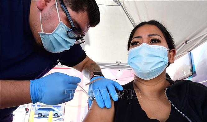Tiêm vaccine ngừa COVID-19 tại Rosemead, California, Mỹ. Ảnh minh họa: AFP/TTXVN