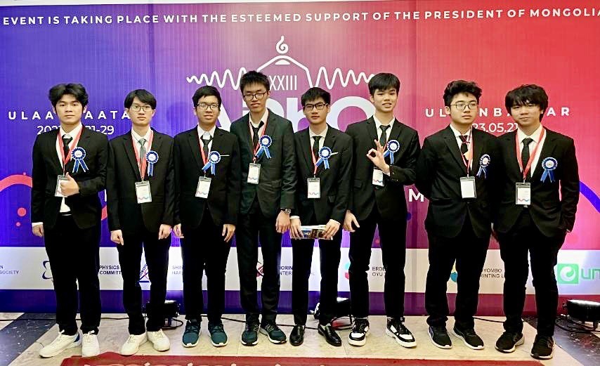 Tám học sinh Việt Nam tham dự APhO 2023. 