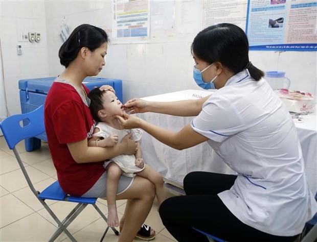 Trẻ em từ 6-36 tháng tuổi uống vitamin A tại Trung tâm Y tế huyện Văn Giang, Hưng Yên.