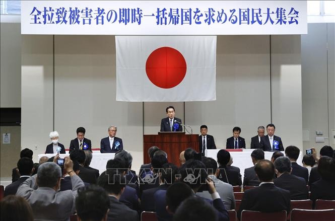 Thủ tướng Nhật Bản Fumio Kishida phát biểu tại cuộc gặp thân nhân những công dân nước này bị Triều Tiên bắt cóc những năm 1970 -1980, tại Tokyo, ngày 27/5/2023. Ảnh: Kyodo/TTXVN