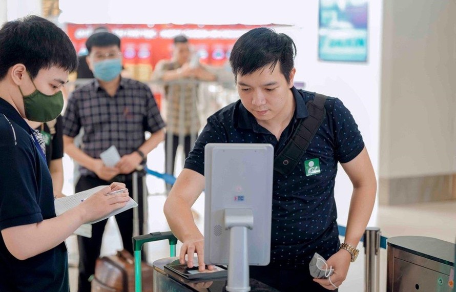 Hành khách tự nguyện làm thủ tục sinh trắc học tại sân bay Nội Bài. (Ảnh: CTV/Vietnam+)