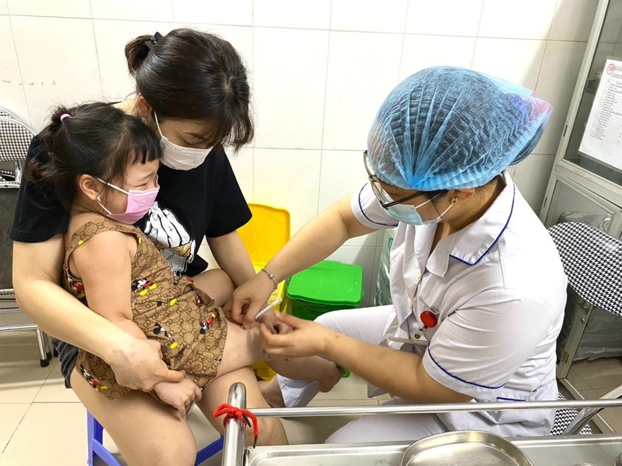 Hà Nội tiêm vaccine cho trẻ trong Chương trình Tiêm chủng mở rộng. 