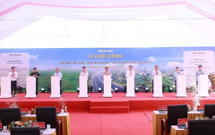 Thủ tướng Phạm Minh Chính và các đại biểu khởi công Dự án cao tốc Tuyên Quang-Hà Giang giai đoạn 1. 