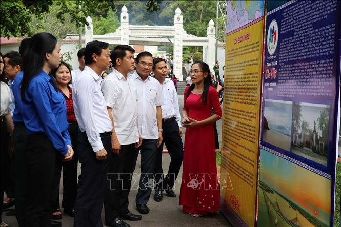 Đại biểu và nhân dân tham quan triển lãm "Hà Tĩnh - điểm hẹn" tại Tuần văn hóa "Linh thiêng Đồng Lộc".
