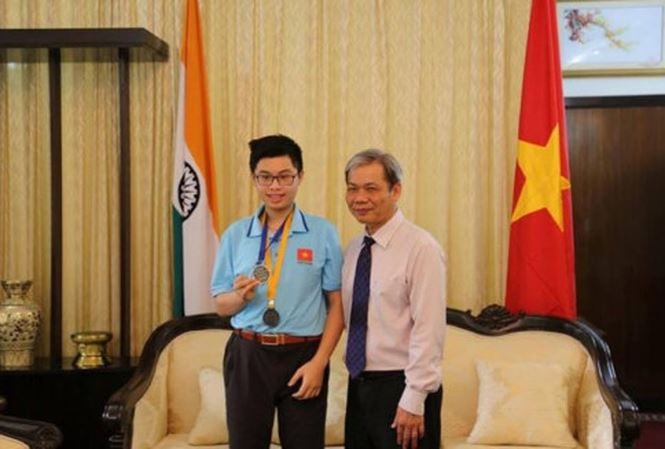 Đinh Vũ Tùng Lâm chụp ảnh cùng Tham tán Đại sứ quán Việt Nam tại Ấn Độ khi giành huy chương bạc tại kỳ thi Olimpic toán học trẻ năm 2017 tại Ấn Độ (X-IMC)