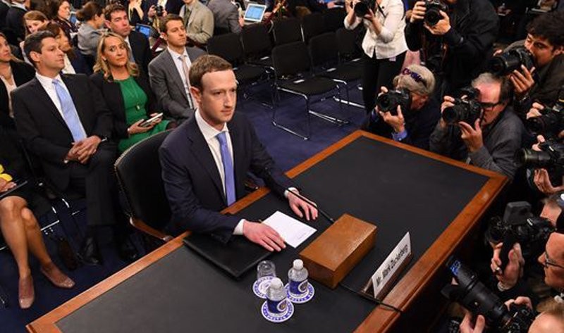 CEO Facebook điều trần trước Quốc hội Mỹ.