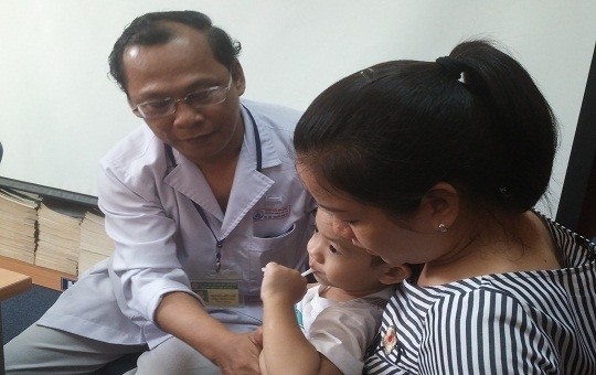 Bác sĩ Nguyễn Hữu Chí - Trưởng khoa chẩn đoán hình ảnh, Bệnh viện Nhi đồng 1 (TP.HCM) kiểm tra lại lá lách của bé trai T.G.B. (3,5 tuổi, ngụ quận 8, TP.HCM) - Ảnh: H.Q