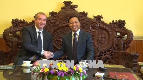 Đại sứ Ngô Đức Mạnh (bên phải) tiếp Thống đốc tỉnh Irkutsk Sergey Levchenko. Ảnh: Dương/Pv TTXVN tại LB Nga