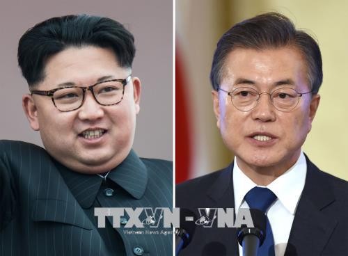 Tổng thống Hàn Quốc Moon Jae-in (phải) và nhà lãnh đạo Triều Tiên Kim Jong-un (trái). Ảnh: AFP/TTXVN