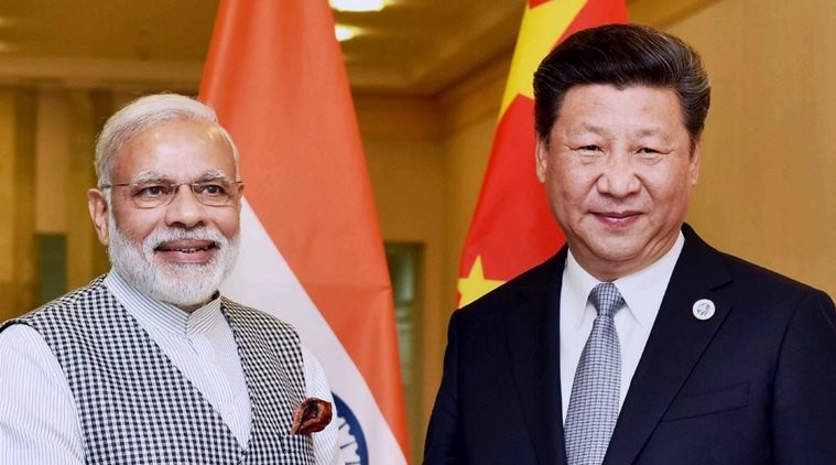 Chủ tịch Trung Quốc Tập Cận Bình (phải) trong một cuộc gặp với Thủ tướng Ấn Độ Narendra Modi. Ảnh: The Indian Express