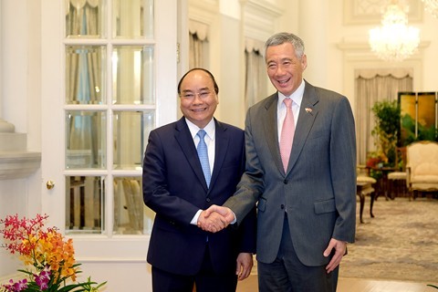 Thủ tướng Nguyễn Xuân Phúc và Thủ tướng Singapore Lý Hiển Long. Ảnh: Thống Nhất/TTXVN