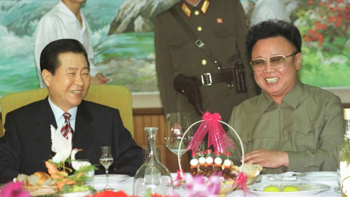 Cựu Tổng thống Hàn Quốc Kim Dae-jung (trái) với cố lãnh đạo Triều Tiên Kim Jong-il trong cuộc họp thượng đỉnh năm 2000. Ảnh: Getty Images