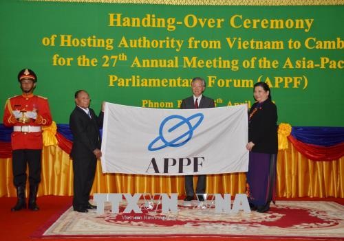 Quang cảnh lễ chuyển giao cờ và bàn giao chức Chủ tịch APPF cho Quốc hội Campuchia. Ảnh: Nhóm phóng viên CQTT TTXVN tại Phnom Penh