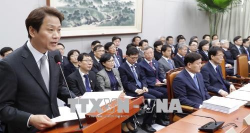 Chánh Văn phòng Phủ Tổng thống Hàn Quốc Im Jong-seok (trái) phát biểu tại thủ đô Seoul ngày 21/2. Ảnh: Yonhap/TTXVN