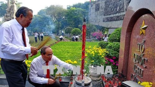 Phó Thủ tướng Trương Hòa Bình và Bí thư Thành ủy Nguyễn Thiện Nhân dâng hương tại Nghĩa trang liệt sĩ TP Hồ Chí Minh.
