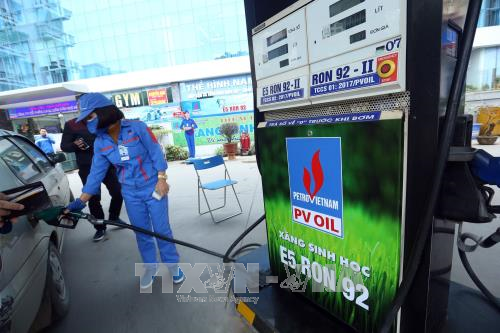 Bán xăng sinh học E5 tại cửa hàng xăng dầu của PVOIL phố Thái Thịnh, Quận Đống Đa, Hà Nội. Ảnh: Huy Hùng/TTXVN