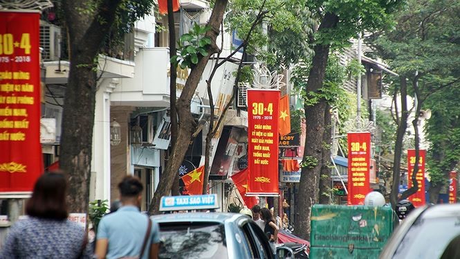 Chào mừng 43 năm Ngày giải phóng miền Nam, thống nhất đất nước (30/4/1975 - 30/4/2018), khắp mọi nẻo đường tuyến phố Hà Nội đều được trang hoàng, rợp bóng cờ đỏ sao vàng.