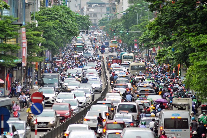 Người dân rời Hà Nội đi nghỉ lễ khiến nhiều tuyến đường ùn tắc.