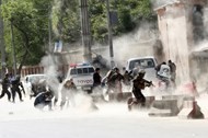 Video: Khoảnh khắc IS đánh bom xe sát hại 9 nhà báo ở Afghanistan